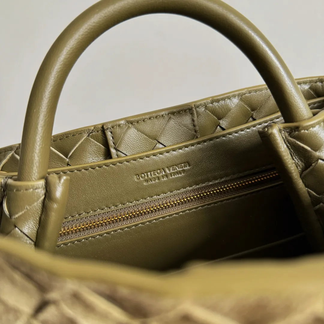 The 2023 new Andiamo batch of 1960 BV has been shipped‼ ️Really popular🔥The new Andiamo woven handbag launched by Bottega Veneta this season is really popular all over the world! ! Celebrities at home and abroad have worn it, and Oscar-winning actress Michelle Yeoh has taken it out on the street. Song Jia, Trai Yara, Yu Feihong, Sanji Ayaka, Rosie Hunting-Whiteley, Yoshioka Riho, etc. have all picked up this bag. It is classic and versatile, showing off its temperament, and the bag capacity is also large, which is very convenient for daily commuting! ! A variety of carrying methods, the shoulder straps can be adjusted by yourself, the original lambskin feels soft and delicate, and the neutral style is created to break gender boundaries and bring a more practical and longer-lasting use experience. Andiamo, which has both elegant and casual styles, perfectly interprets the true appearance of "fashionable old money style". Style number: 743568 (suede) Size: 25*22*10.5cm